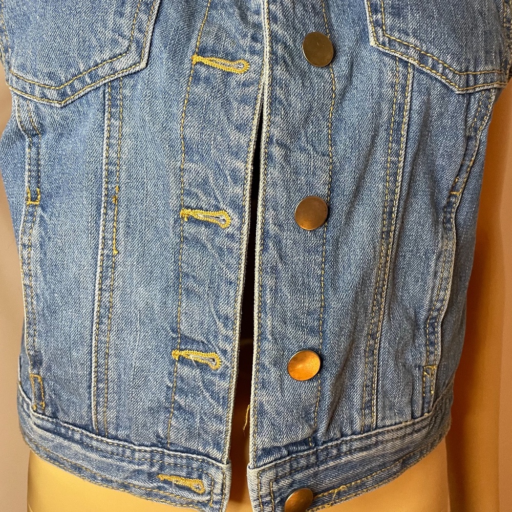 Super trendy Jean jacket with gold grommet details - Picture 4 of 9